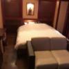 Dispa Resort(ディスパリゾート)(横浜市中区/ラブホテル)の写真『(705号室)ベッド全景。部屋も広めで綺麗でした。手前は二人掛けソファー。』by こーめー