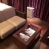 Dispa Resort(ディスパリゾート)(横浜市中区/ラブホテル)の写真『(705号室)ソファーとテーブル。テーブルは小さ目ですが、くつろげました。』by こーめー