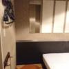 池袋セントラルホテル(豊島区/ラブホテル)の写真『417号室 ベッド右横の壁の白いパネルの1枚だけ鏡。足元の壁に上から時計、ハンガー、靴ベラ』by なめろう