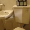 池袋セントラルホテル(豊島区/ラブホテル)の写真『417号室 ユニットバス手前トイレのタンクの上にシャンプーなど』by なめろう