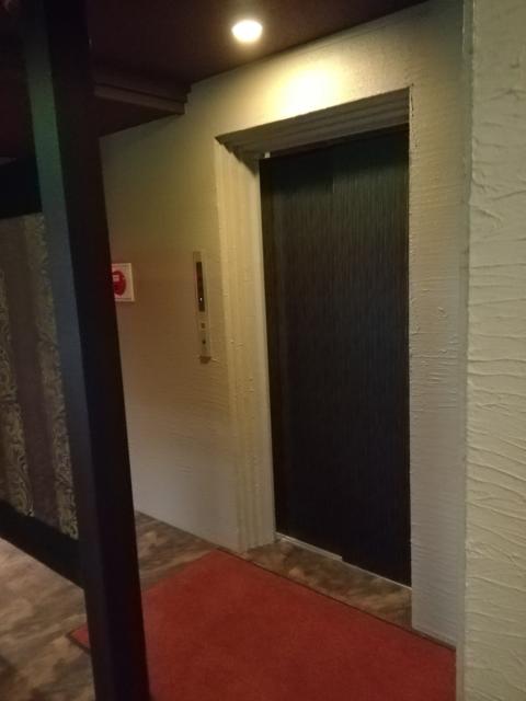 hotel GOLF3 厚木(厚木市/ラブホテル)の写真『A-303号室利用。エレベーターフロアの写真です。』by キジ