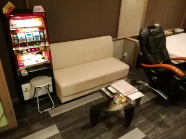 hotel GOLF3 厚木(厚木市/ラブホテル)の写真『A-303号室利用。食事する椅子とテーブルはこちら。』by キジ