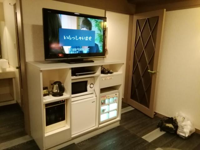 hotel GOLF3 厚木(厚木市/ラブホテル)の写真『A-303号室利用。TVとレンジと冷蔵庫の当たり前シリーズは、こちらに。』by キジ