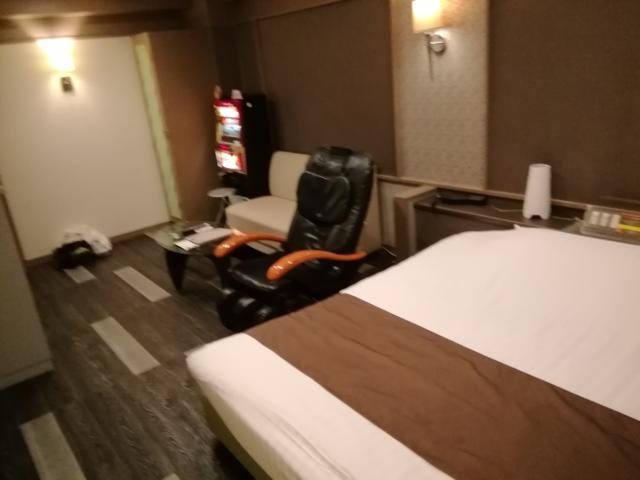 hotel GOLF3 厚木(厚木市/ラブホテル)の写真『A-303号室利用。部屋の広さはこんな感じで、マッサージチェアがありましたよ。』by キジ