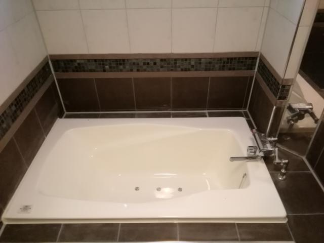 hotel GOLF3 厚木(厚木市/ラブホテル)の写真『A-303号室利用。浴槽はそれなりに大きく、ジャグジー付きでした。』by キジ