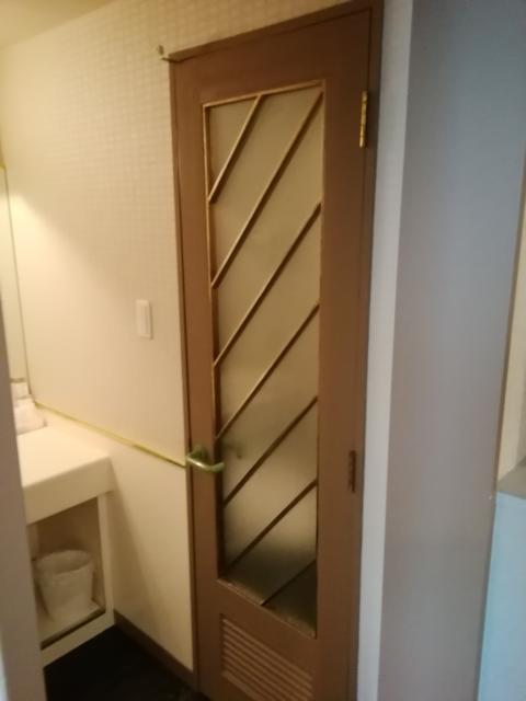 hotel GOLF3 厚木(厚木市/ラブホテル)の写真『A-303号室利用。トイレの扉も同じものが。開け締めで割れそうでした。』by キジ