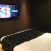 HOTEL ZERO MARUYAMA(渋谷区/ラブホテル)の写真『403号室、室内(ベッド・TV)』by ACB48