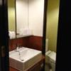 HOTEL MASHA（マシャ）(豊島区/ラブホテル)の写真『305号室 洗面所とトイレ。トイレには扉が無い。前で説明したドアを閉めないとトイレを利用出来ない。洗面所の向かいにバスルームがあるのでトイレを利用すると洗面所もバスルームも使えなくなる造り…』by なめろう