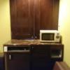 HOTEL MASHA（マシャ）(豊島区/ラブホテル)の写真『305号室 イスとテーブルの横にレンジ、販売用冷蔵庫、食器類等。テーブルのせいで冷蔵庫の扉が全開に出来ない。スペースがなくてイスとテーブルもくっついてるし…』by なめろう