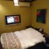 HOTEL MASHA（マシャ）(豊島区/ラブホテル)の写真『305号室 テーブルの横にベッド。奥の壁にテレビとエアコン』by なめろう