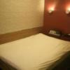 ホテル アトランタ(豊島区/ラブホテル)の写真『603部屋に入って左側がベッド。セミダブルより大きい。ダブルとしては小さめかな？きれいです。』by ゆうじい