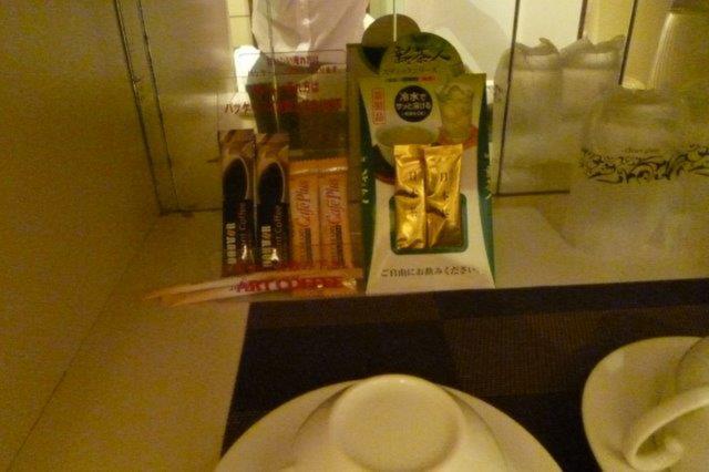 HOTEL SALONE（サローネ）(川崎市川崎区/ラブホテル)の写真『308号室（飲み物備品。コーヒーとお茶程度）』by 格付屋