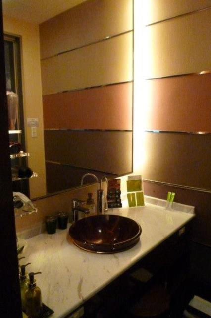 HOTEL SALONE（サローネ）(川崎市川崎区/ラブホテル)の写真『308号室（洗面台。鏡が大きいです）』by 格付屋