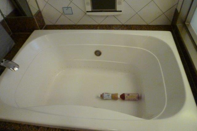 HOTEL SALONE（サローネ）(川崎市川崎区/ラブホテル)の写真『308号室（浴槽ペットボトル4本分ですが両側台形なので二人で何とか入れます）』by 格付屋