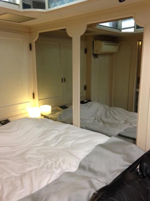 遊楽膳(新宿区/ラブホテル)の写真『202号室 ベッドサイドの鏡』by サトナカ