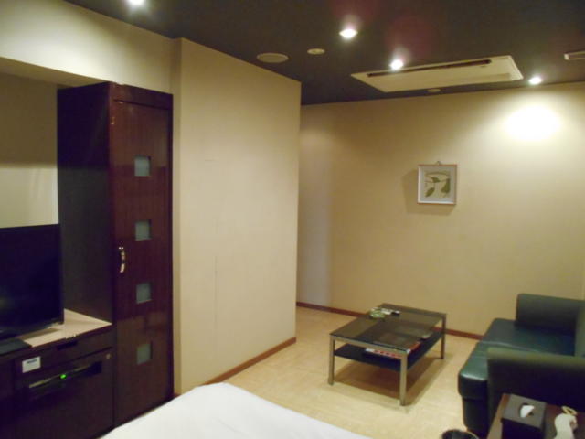 HOTEL Duex Resort(デューリゾート)(入間市/ラブホテル)の写真『203号室、部屋奥から』by もんが～