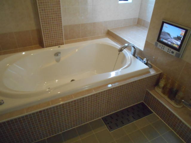 HOTEL Duex Resort(デューリゾート)(入間市/ラブホテル)の写真『203号室、浴槽と浴室テレビ』by もんが～