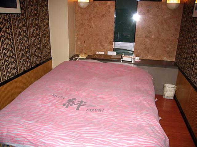 HOTEL 絆（きずな）(台東区/ラブホテル)の写真『501号室　ベッド』by nognog