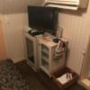 hotel SKY ROAD(豊島区/ラブホテル)の写真『（407号室）TVは大きめ。奥が冷蔵庫で持参物入れられます。手前はコップ等入る感じです。』by こーめー