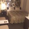 甲隆閣(新宿区/ラブホテル)の写真『205号室のベッド【クイーンサイズ】』by おこ