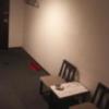 甲隆閣(新宿区/ラブホテル)の写真『205号室の椅子2脚とテーブル』by おこ