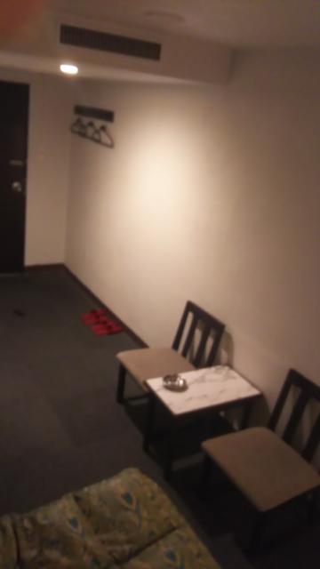 甲隆閣(新宿区/ラブホテル)の写真『205号室の椅子2脚とテーブル』by たけのこ
