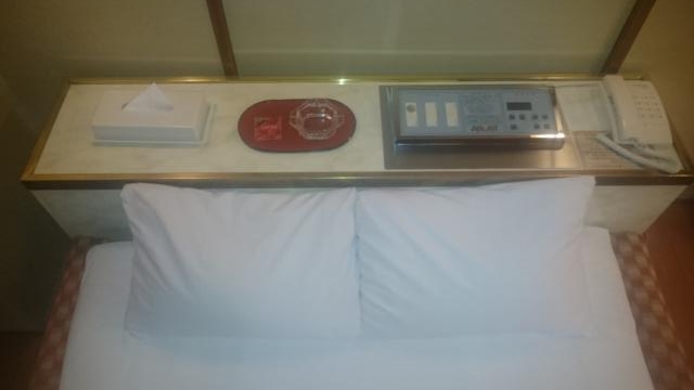 ホテル サミット(江東区/ラブホテル)の写真『206号室　ベッド上部の風景（左からティシュボックス、Ｇ１、灰皿、コントロールパネル、電話機）』by YOSA69