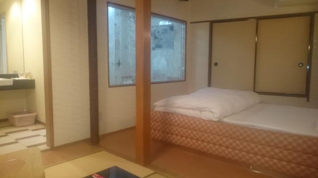 ホテル サミット(江東区/ラブホテル)の写真『206号室　座椅子位置からの部屋風景（左が洗面所、右にバスルームのガラス窓）』by YOSA69