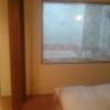 ホテル サミット(江東区/ラブホテル)の写真『206号室　ベッド上部からの部屋風景（左が洗面所、右がバスルームのガラス窓）』by YOSA69