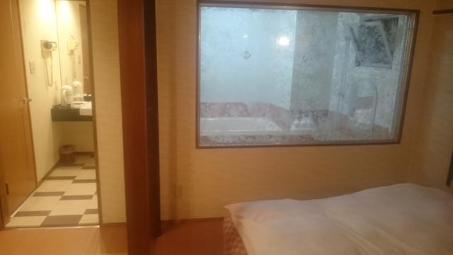 ホテル サミット(江東区/ラブホテル)の写真『206号室　ベッド上部からの部屋風景（左が洗面所、右がバスルームのガラス窓）』by YOSA69