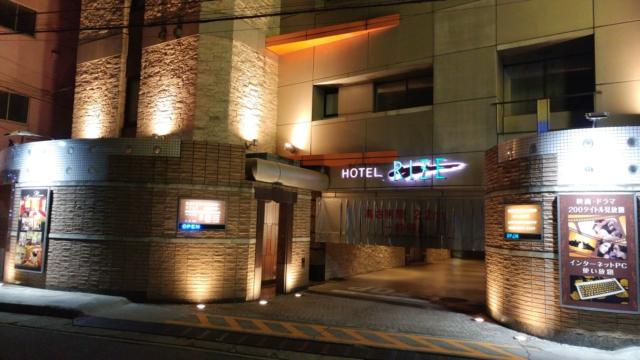 HOTEL  RIZE(リゼ)(さいたま市大宮区/ラブホテル)の写真『202号室 夜の外観 正面入口』by 来栖