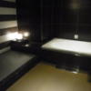 ホテルM(市川市/ラブホテル)の写真『305号室 浴室 （左手の黒い床はマット）』by ホテルレポったー