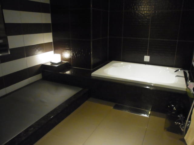 ホテルM(市川市/ラブホテル)の写真『305号室 浴室 （左手の黒い床はマット）』by ホテルレポったー