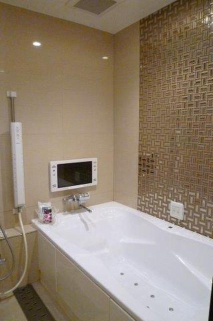 HEART HOTEL(渋谷区/ラブホテル)の写真『205号室（浴室。写真には写っていませんが透明の椅子と洗面器が配備されています）』by 格付屋