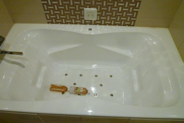HEART HOTEL(渋谷区/ラブホテル)の写真『205号室（浴槽。両側台形ですがペットボトル3.8本分しかないので一人でギリギリ足を延ばせるか）』by 格付屋