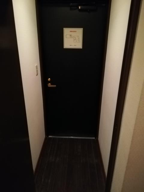 ホテル B-Girl(荒川区/ラブホテル)の写真『703号室　玄関』by ところてんえもん