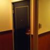 GOLF厚木(厚木市/ラブホテル)の写真『210号室利用。廊下からくぼんだ所に玄関ドアが。』by キジ