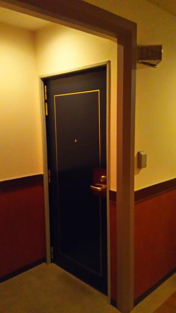 GOLF厚木(厚木市/ラブホテル)の写真『210号室利用。廊下からくぼんだ所に玄関ドアが。』by キジ