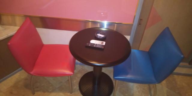 ホテル 愛(台東区/ラブホテル)の写真『301号室の椅子、テーブル』by たけのこ