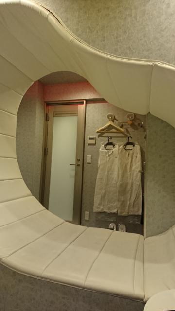 HOTEL THE HOTEL（ホテル　ザ・ホテル）(新宿区/ラブホテル)の写真『33号室 ベッド側から撮った筒状ソファー。向こうに見えるのがユニットバスへの扉。その横にガウンとハンガー』by なめろう