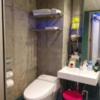HOTEL THE HOTEL（ホテル　ザ・ホテル）(新宿区/ラブホテル)の写真『33号室 ユニットバスのトイレ。洗面所にイスあり。女性は化粧直しの時にいいのかな?!』by なめろう