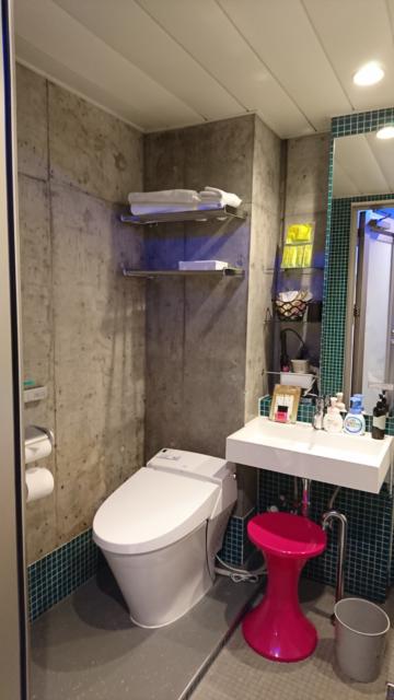 HOTEL THE HOTEL（ホテル　ザ・ホテル）(新宿区/ラブホテル)の写真『33号室 ユニットバスのトイレ。洗面所にイスあり。女性は化粧直しの時にいいのかな?!』by なめろう