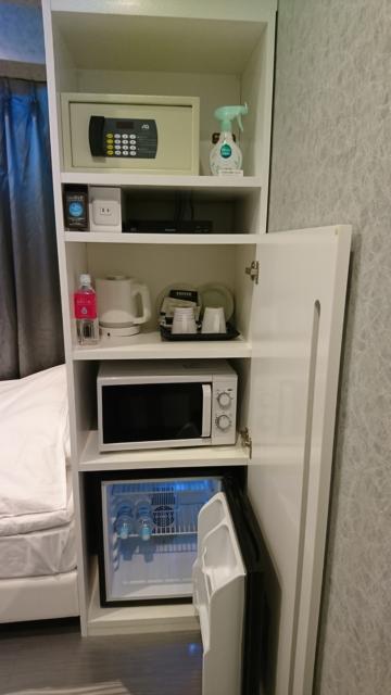 HOTEL THE HOTEL（ホテル　ザ・ホテル）(新宿区/ラブホテル)の写真『33号室 ベッド手前の棚。1番上が金庫?! 2段目にコンセント 3段目食器類 4段目レンジ 1番下が持ち込み用冷蔵庫』by なめろう