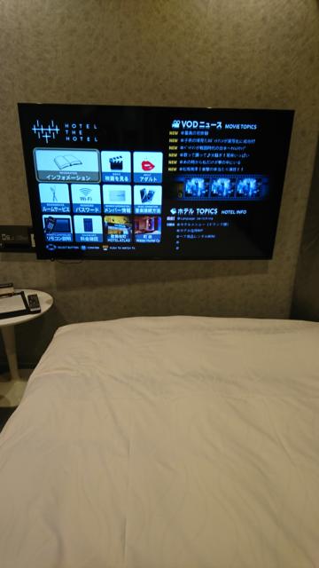 HOTEL THE HOTEL（ホテル　ザ・ホテル）(新宿区/ラブホテル)の写真『33号室 ベッド足元にテレビ』by なめろう