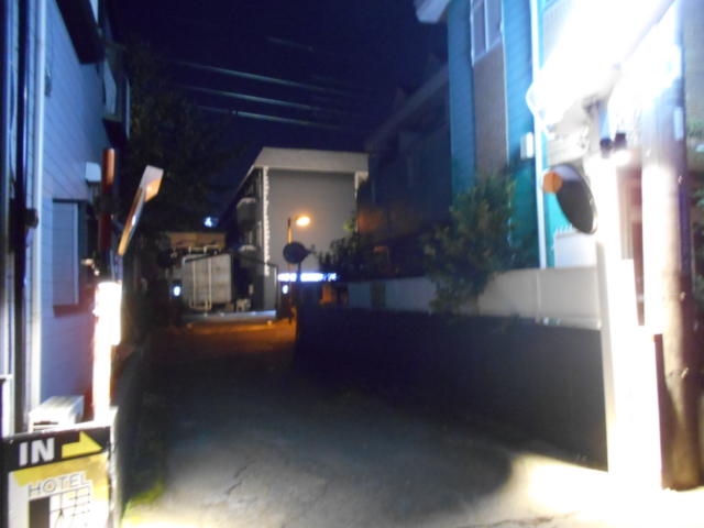 HOTEL TSUBAKI 大和　(ツバキヤマト）(大和市/ラブホテル)の写真『夜の外観（裏口側の車両入り口付近からの遠景）』by もんが～