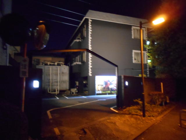 HOTEL TSUBAKI 大和　(ツバキヤマト）(大和市/ラブホテル)の写真『夜の外観（裏口側）』by もんが～