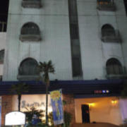 ホテル サントリーニ(鹿児島市/ラブホテル)の写真『夜の外観』by INA69