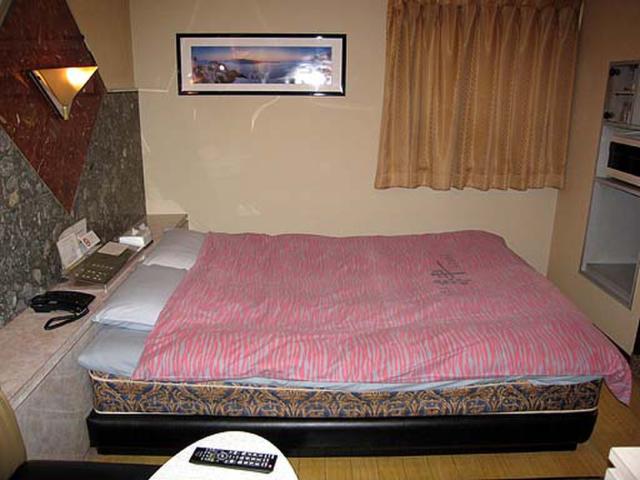 HOTEL 絆（きずな）(台東区/ラブホテル)の写真『405号室　ベッドだけでギリギリです』by nognog