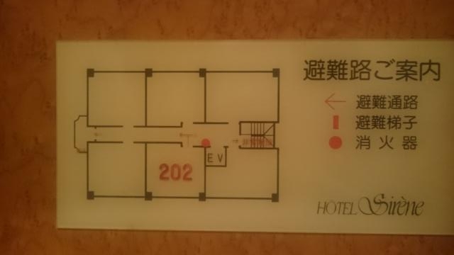 シレーヌ(足立区/ラブホテル)の写真『202号室　玄関扉に貼られた避難路の案内図（２階は６部屋）』by YOSA69