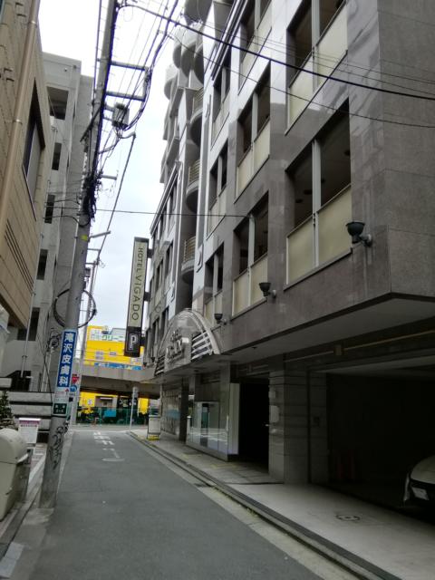 VIGADO（ビガド）(横浜市西区/ラブホテル)の写真『202号室利用。昼の入口です。入口の対岸に灰皿があるので、喫煙者がたむろってました。』by キジ
